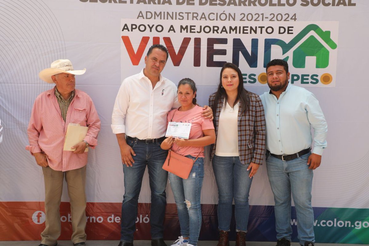 Entregamos vales canjeables por material de construcción, a las familias beneficiadas en la segunda etapa del programa "Apoyo al Mejoramiento de Vivienda Peso a Peso".  
#JuntosVolamosAlto