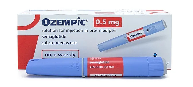 马斯克亲测过的 “减肥神药” 要来了。6月3日，诺和诺德司美格鲁肽注射液的上市申请正式获国家药监局受理。诺和诺德旗下的 2.4mg 司美格鲁肽注射液（Wegovy）减肥适应症于 2021 年获得美国食品药品监督管理局批准。// 公司有个微胖的女同事去年就试了这个针，确实“减肥”效果显著。不知道推上有人试过没