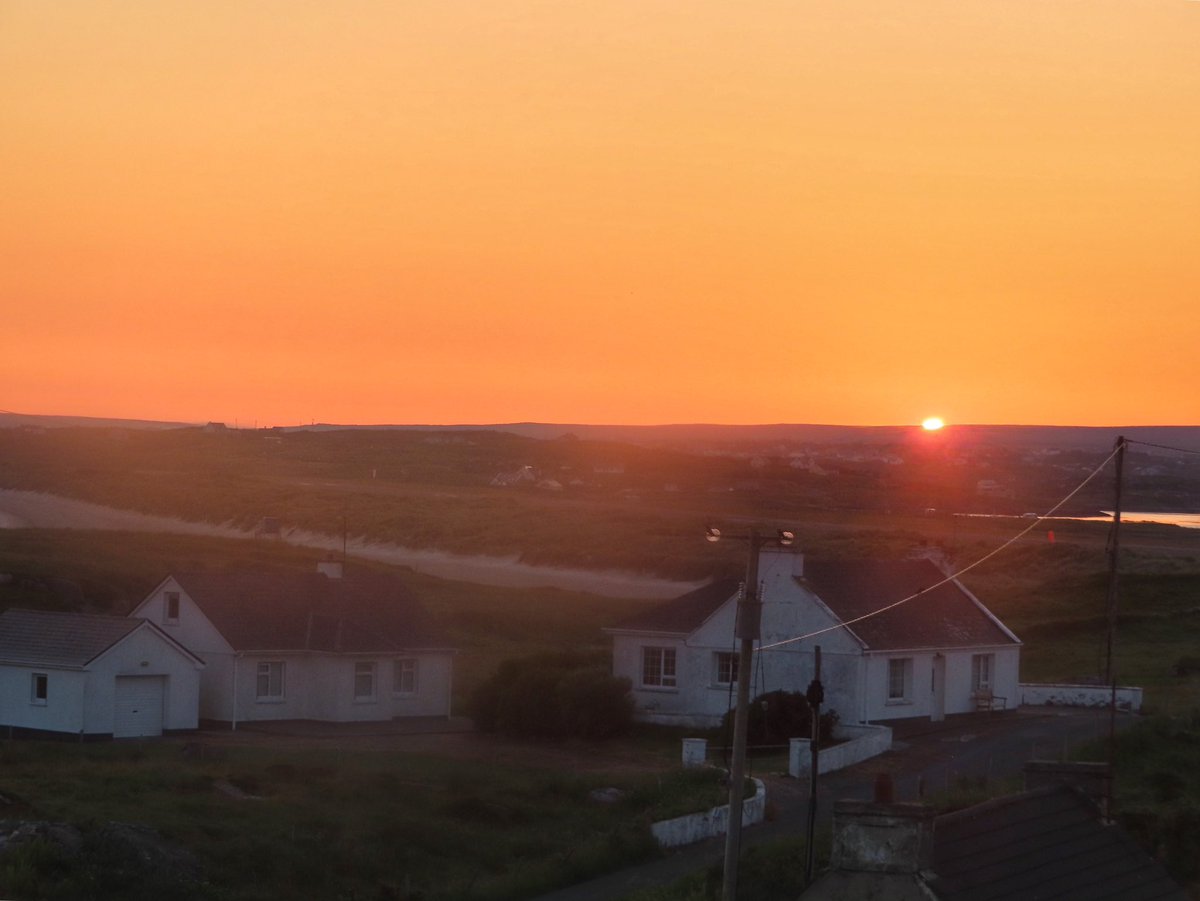 wildswimmer67's tweet photo. Sunrise shades, Donegal style, from Braade #viewfromourkitchendoor #DonegallabouttheLight #ireland #donegal #sunrise #meteirann #donegalweather  #irishsunrise #rteweather #cloudappreciationsociety https://t.co/0Yq6AkrsHi