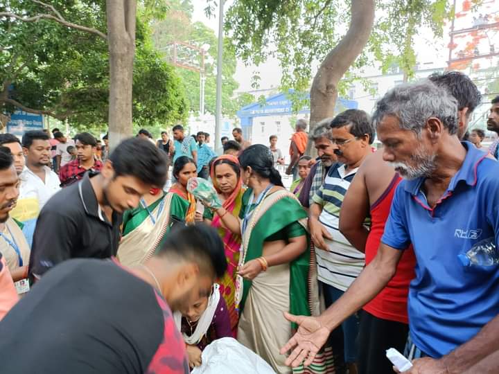 samal_shiba's tweet photo. Distribution of dry food to patients of #CoromandelExpressAccident n their attendants  @SCBMCHCTC  Thnk u @Jagan_sahoo1 bhai for hlpng #TrainAccidentInOdisha #OdishaCares #OdishaTrainTragedy @indiacares_2020 @PradeepJenaIAS @SecyChief @DianaSahu_TNIE @MousumiMohanty2 https://t.co/32cDtRMmm5