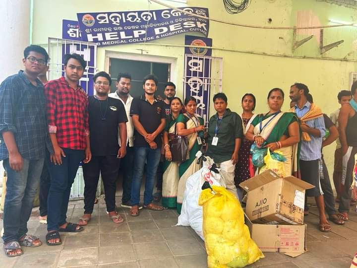 samal_shiba's tweet photo. Distribution of dry food to patients of #CoromandelExpressAccident n their attendants  @SCBMCHCTC  Thnk u @Jagan_sahoo1 bhai for hlpng #TrainAccidentInOdisha #OdishaCares #OdishaTrainTragedy @indiacares_2020 @PradeepJenaIAS @SecyChief @DianaSahu_TNIE @MousumiMohanty2 https://t.co/32cDtRMmm5
