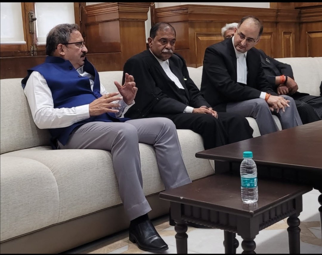 vinodsingh428's tweet photo. Allahabad high court hon'ble chief justice #Pritinker_Diwaker and Bar association president #Ashok_Singh secretary #Nitin_Sharma 
meeting was called on how to operate the bench and bar.
It was also discussed that the court process should be done through video conference in summer https://t.co/ESaRrLzpyv