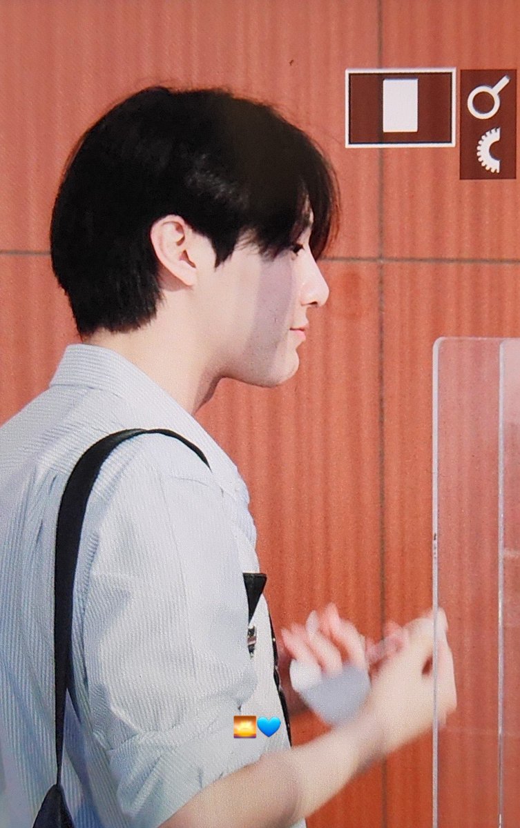 멀햇는지 모르겟지만 검색대에서 조승욘 종나 기엽디않냐 항상 마스크내리고 착한표정으로 기다리고잇잔아 사진더잇는데찾기힘두네여