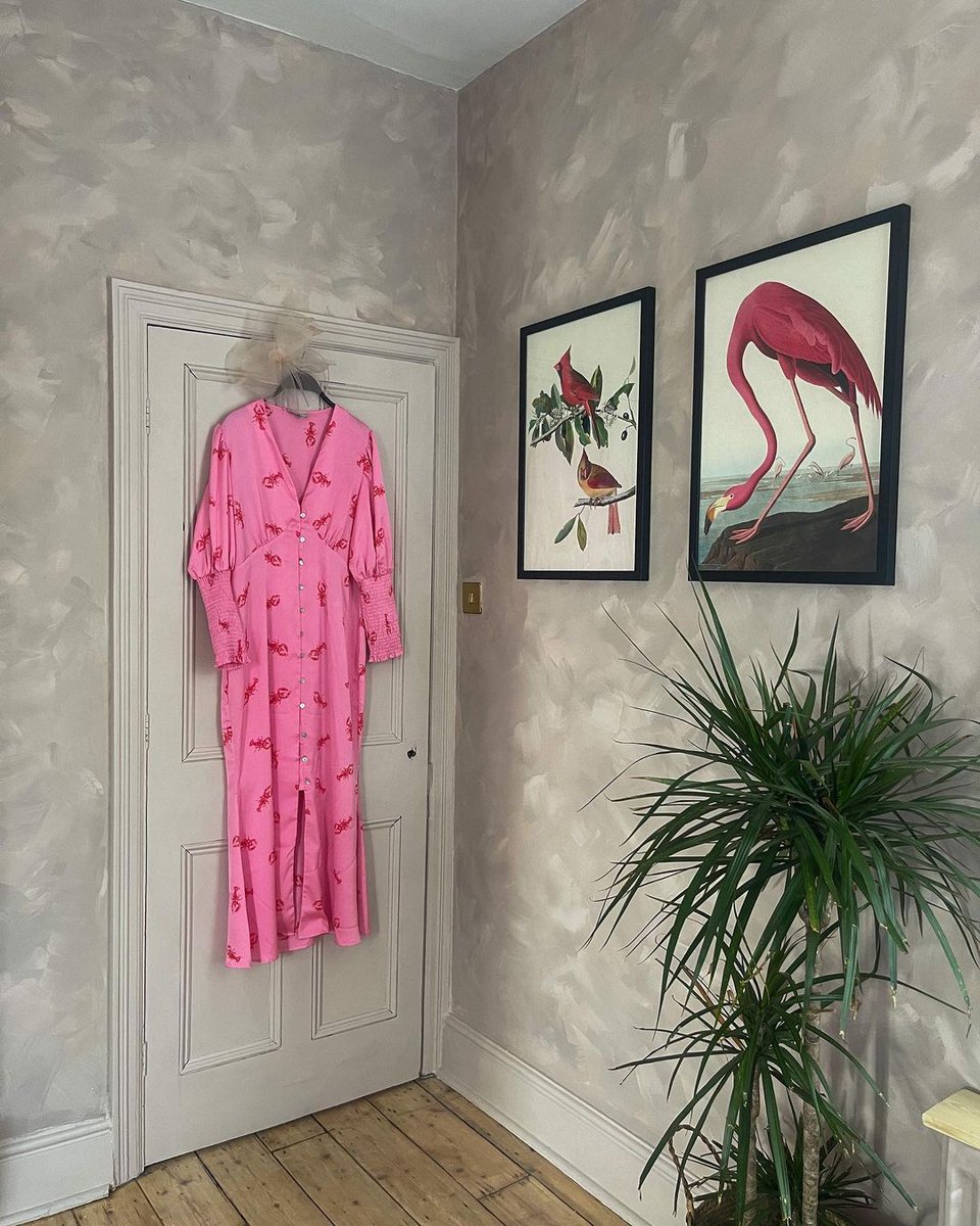 When your wall prints match your attire... 💗

📸 notperioddrama via Instagram