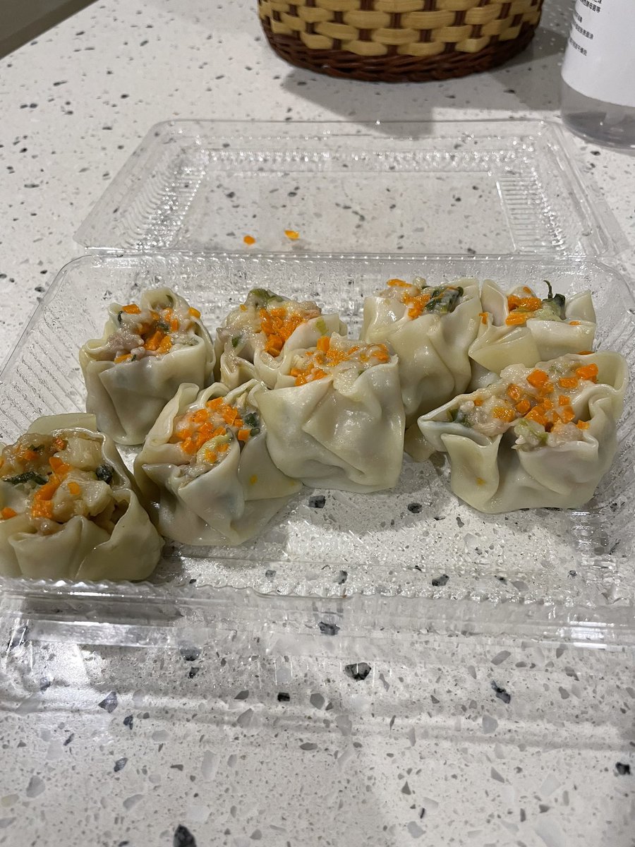 unocal's tweet photo. Airbnbでシェアしてる中華系インドネシア人のおばちゃんにしゅうまいもろた。 https://t.co/ptpX1L4u1v