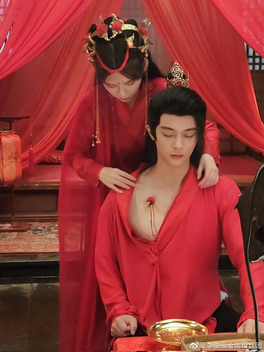 MiniOrchid1's tweet photo. Is there any safe wedding nights in cdrama??? 😱
#LiJunchen #LoveoftheMinister
#权臣谋爱之掌中欢 #李俊辰 https://t.co/RqwzzGz7t1