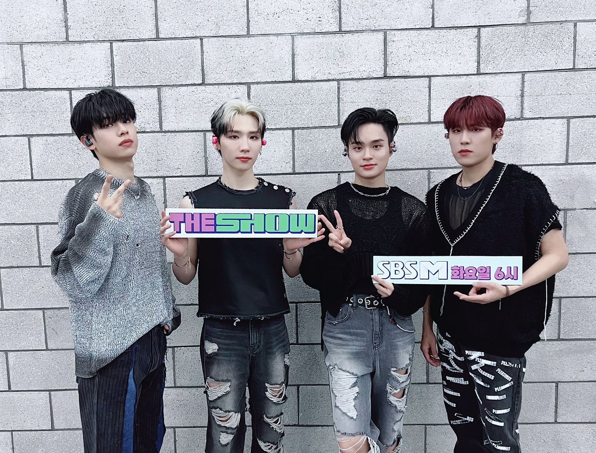 theshow_offcl's tweet photo. Hey 예삐들 사랑한다｡ ❤
온 우주🌌가 예삐들 위해 태동했고
지구🌏는 예삐들 위해 자전하고
천지는 예삐들 위해 개벽했으며
한강💧은 예삐들 위해 흐른다｡
예삐들❤ 볼 수만 있다면
인생 뒷전으로 넘기고
어디든 당장 달려갈 것이다🏃🏻✨

#AB6IX #더쇼 #THESHOW #BLAZE #LOSER @AB6IX https://t.co/51SYRilsUD