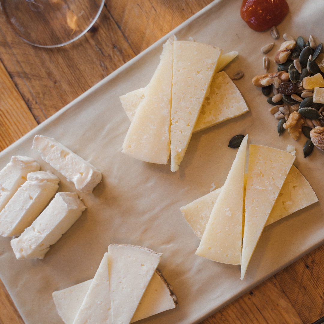 QUIOSCTALARN's tweet image. T’agrada el formatge? A nosaltres ens encanta, i si són del Pallars, encara més! Per això hem preparat una taula on podràs degustar els formatges de @casamateusurp #trosdesort i l’@ecopuigcerver, acompanyats d’una barreja de fruits secs i una melmelada de tomata casolana!