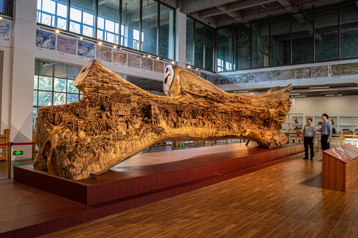 Chinese artist Zheng Chunhui from #Putian, #Fujian, and his team