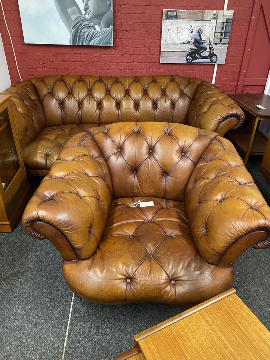 astraantiques's tweet photo. Stunning and super comfortable oversized club chair and Chesterfield sofa in tan buffalo hide. #tetraduskar #uskar #chesterfield #clubchair #style #buffalohide #chesterfieldsofa #astraantiquescentre #hemswell #lincolnshire https://t.co/WFlDO9YoMV