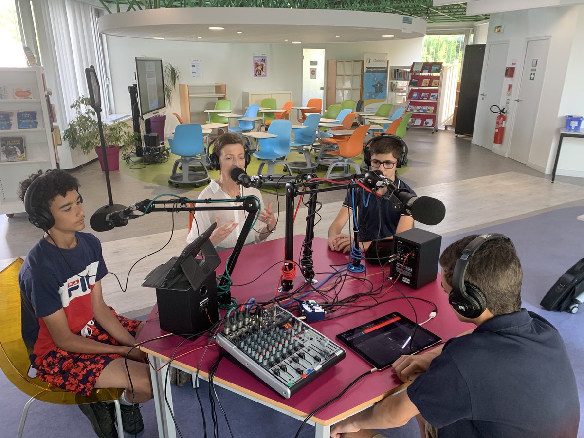 arnaudarrigrand's tweet photo. D2H radio Collège Ducos en direct de @reseau_canope @villeagen à l’occasion des 40 ans du @LeCLEMI 
Merci à M. l’inspecteur d’académie M. Lemoine, #DASEN47, Mme Martin @clemibordeaux, @BlandineSchmidt et @olivieruguen de l’@IjbaOfficiel de Bordeaux d’avoir répondu à nos questions https://t.co/hRbL2CJHyC