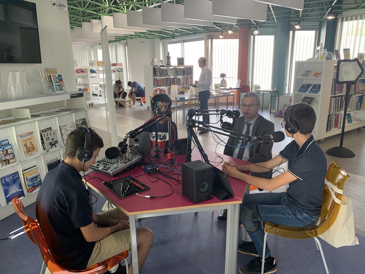 arnaudarrigrand's tweet photo. D2H radio Collège Ducos en direct de @reseau_canope @villeagen à l’occasion des 40 ans du @LeCLEMI 
Merci à M. l’inspecteur d’académie M. Lemoine, #DASEN47, Mme Martin @clemibordeaux, @BlandineSchmidt et @olivieruguen de l’@IjbaOfficiel de Bordeaux d’avoir répondu à nos questions https://t.co/hRbL2CJHyC
