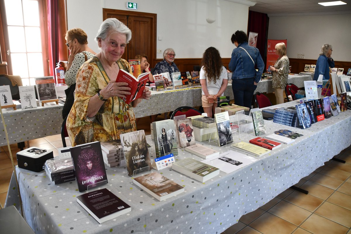 AndriagueE72500's tweet image. Premier #salondulivre à #MareuilsurCher: #éditrice surprise en train de relire un des ouvrages publié par L'Andriague. Et comme par hasard, celui dont #ValérieExpert a parlé dans les coups de coeur des libraires sur #SudRadio !