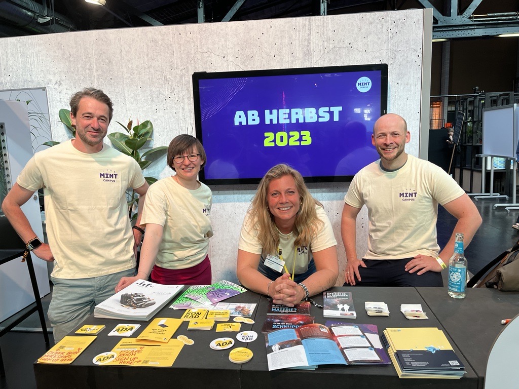 mintcampusde's tweet photo. Auch heute stehen wir am Stand des @BMBF_Bund auf der #rp23. Besucht unsere "Stand-WG" N2 (neben Stage 2), bestehend aus @informatikradar, @mintvernetzt und @OERinfo.
Das Stand-Programm findet Ihr dort:
https://t.co/Vc29OE79GO #mintcampus #mintbildung #mintcommunity https://t.co/exyKUAtJIR