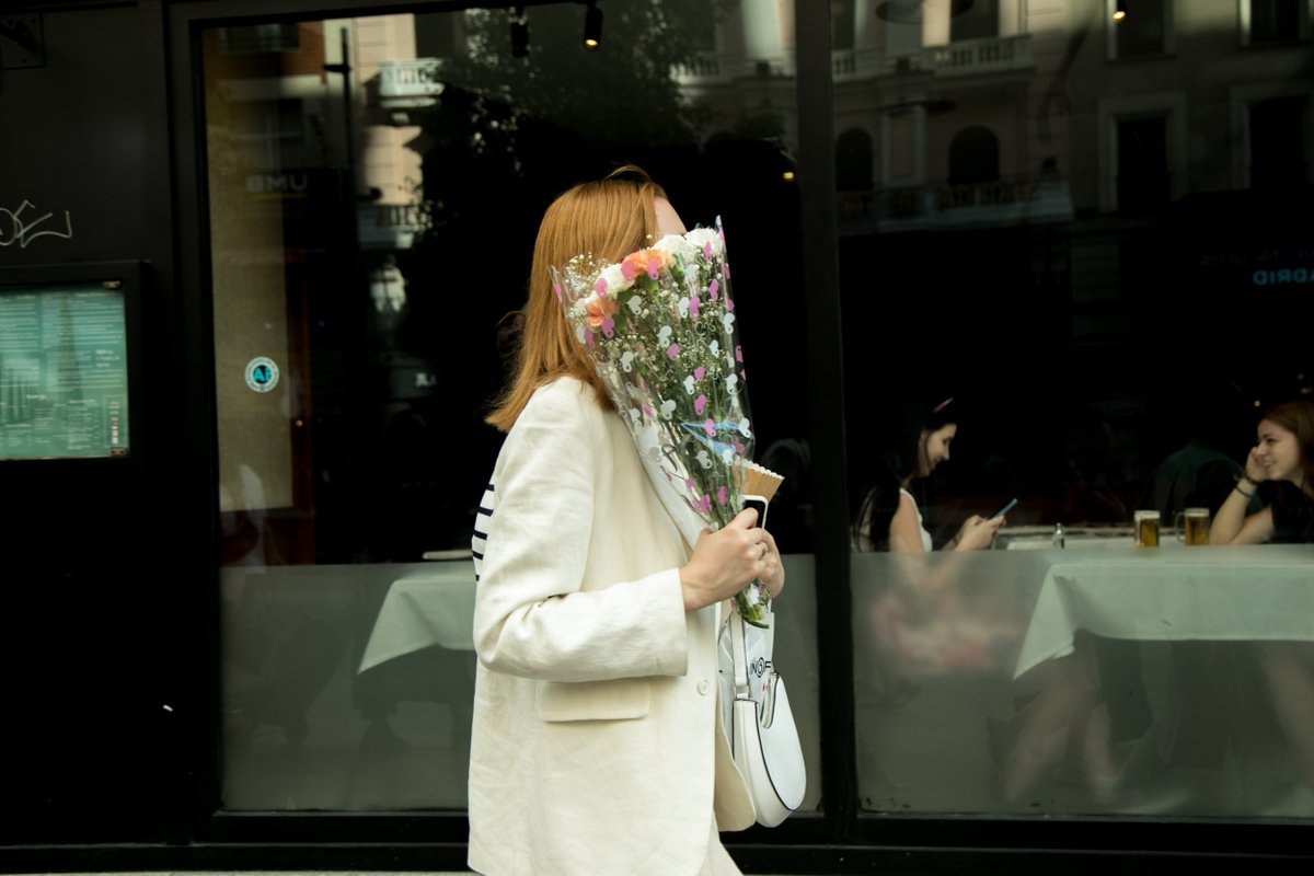 maiowyn's tweet photo. Fotos movidas de gente con flores https://t.co/9DIoqzqMVX