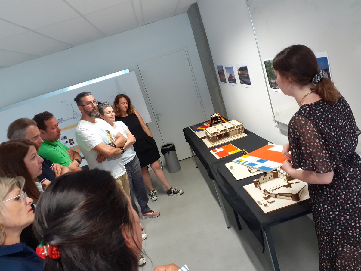 MarquetJeanPie1's tweet photo. En #artsplastiques travailler avec le groupe des profs référents galerie d'art de l'Académie de Nantes pour proposer une expo mobile autour de l'architecture. 5 maquettes de lieux emblématiques de la région.#ardepa https://t.co/XEiEu8LiPs