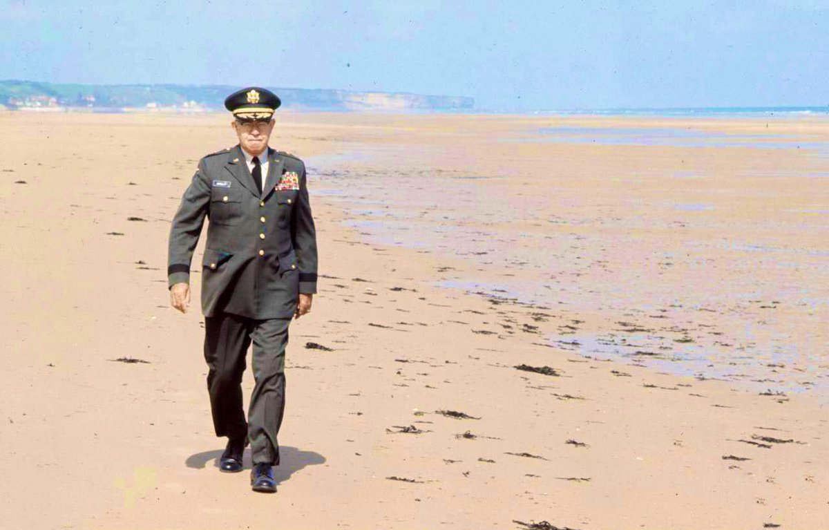 1969. Le général américain Omar Bradley foulant la plage d' #omahabeach pour les 25 ans du #dday