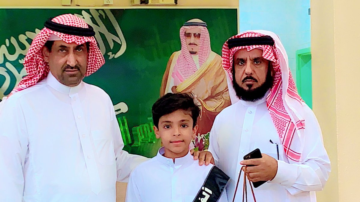 من حفل تخريج الصف السادس الابتدائي 
تكريم الطالب / أنس سفاح الفديد 
لمعلمي المدرسة