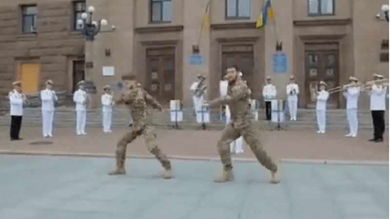 हौसला तो देखो...! मौत सामने और नाटू-नाटू पर नाच रहे यूक्रेनी सैनिक
newsthikana.com/post/look-at-t…
#LookTheCourage #InFrontOfDeath #UkrainianSoldiers #Dancing #Onthetune #NatuNatuSong #RRR #RajaMouli