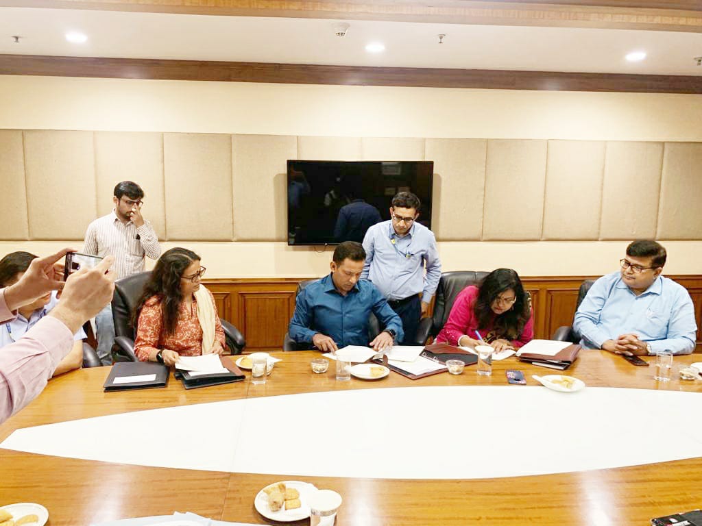 AAI_Official's tweet photo. For the development of New Civil Enclaves at Bihar's Darbhanga and Purnea Air Force Stations, two #MoUs were signed between #AAI and Govt. of Bihar. State Govt. provided 76.65 acres of land for New Civil Enclave and installation of CAT-II approach lights at Darbhanga Airport. https://t.co/CLqgc9XprD
