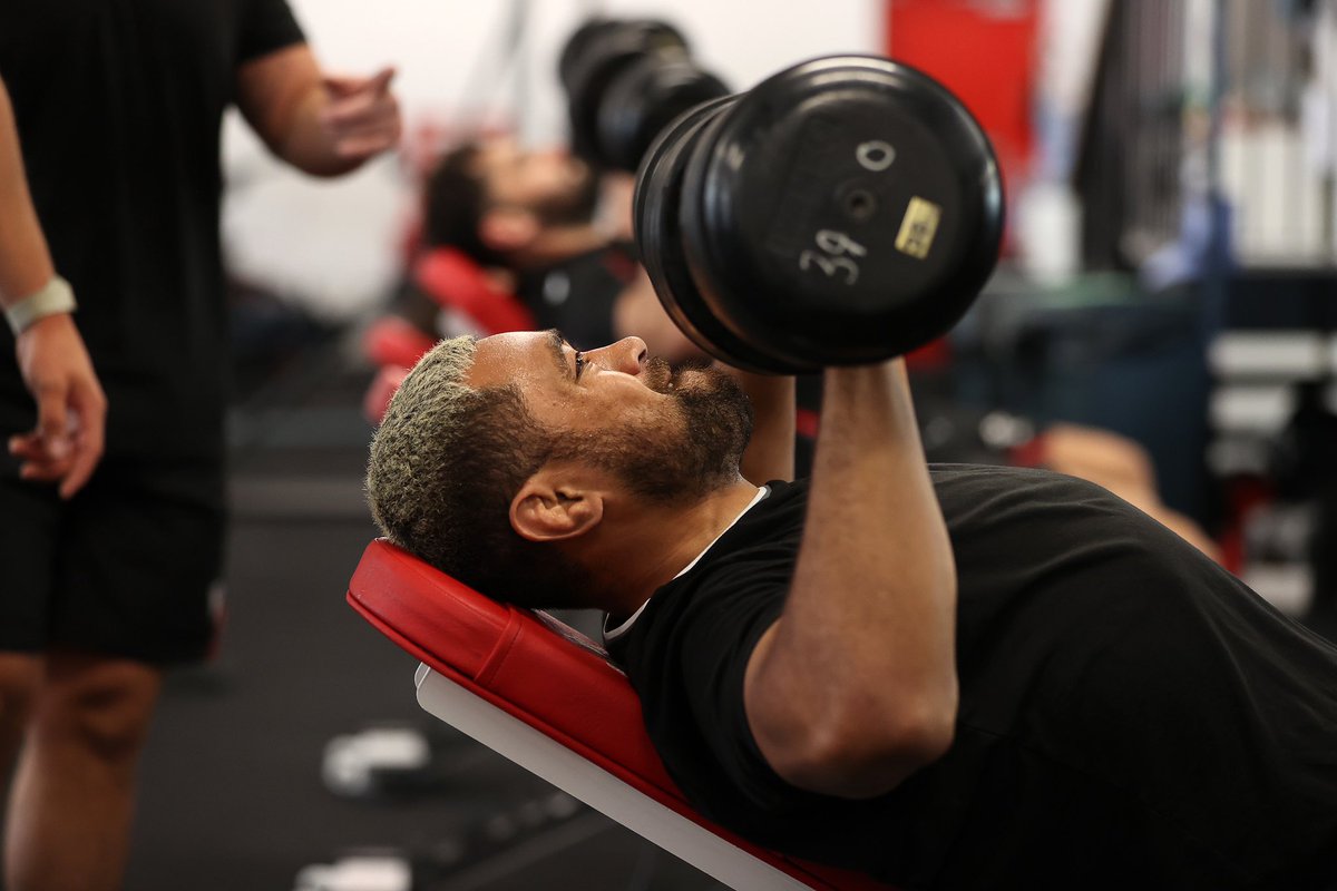 WelshRugbyUnion's tweet image. 👊👊👊

#WelshRugby | #AllezLesRouges