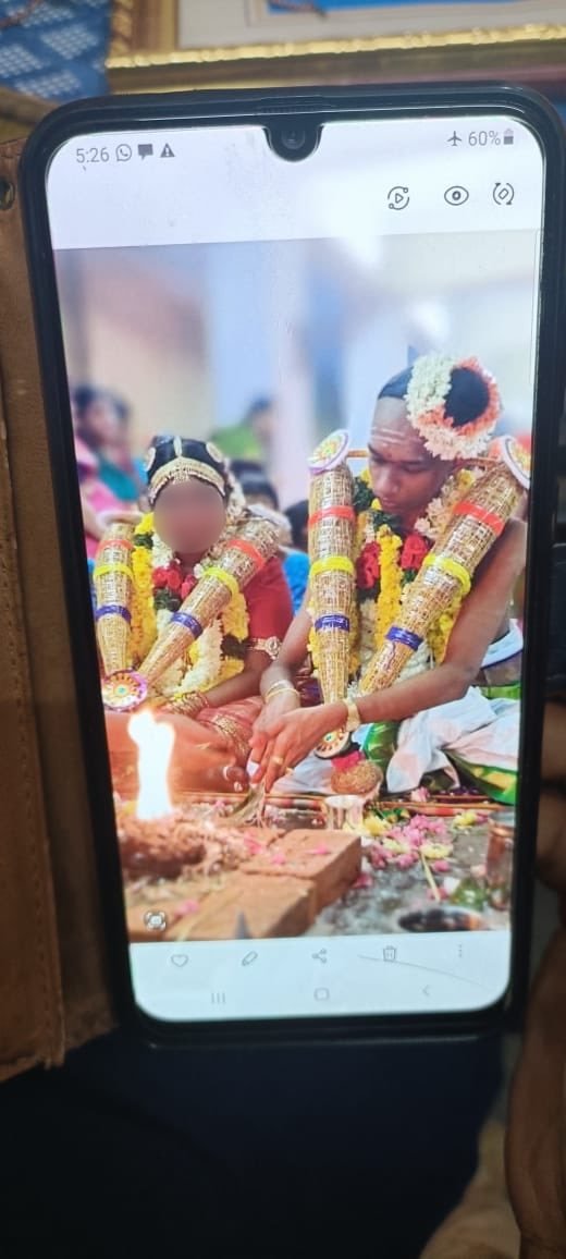KovaiHarish's tweet photo. இந்திய அரசியலமைப்பு சட்டத்திற்கு எதிராக சிதம்பரம் நடராஜர் கோவிலில் தீட்சிதர்கள் குழந்தை திருமணத்தை நடத்தியதற்கான புகைப்படங்கள் கிடைத்துள்ளது. 

ஆர்.எஸ்.எஸ் ரவி இதற்கு தக்க பதில் வழங்கி, #ஆளுநரே_மன்னிப்புக்கேள் https://t.co/3kXmyYpD1g