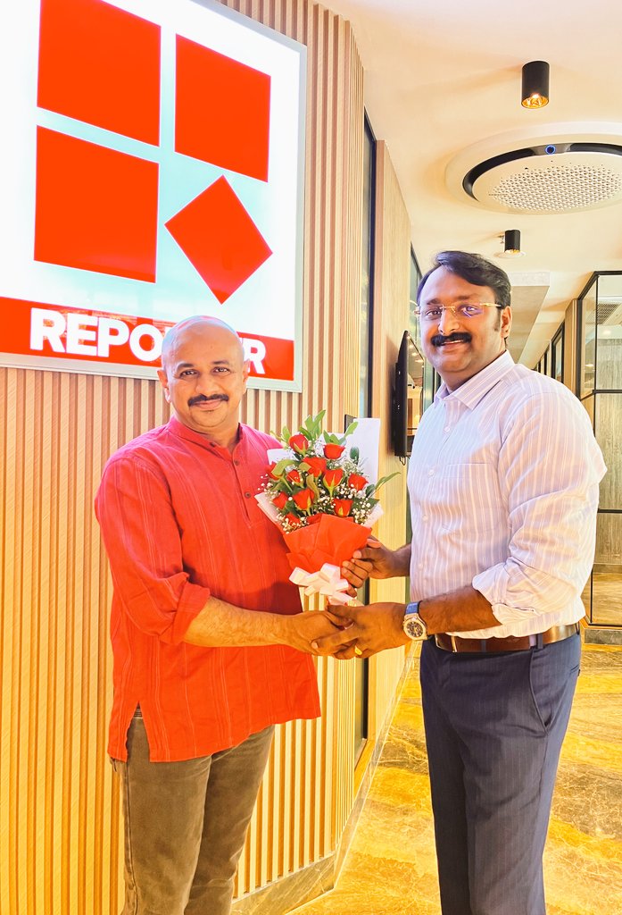 sujayaparvathy's tweet photo. Welcome to the team 🤗 @reporter_tv
Wait for the 🔥 on air😜
#TeamReporter https://t.co/sZyEQsCmSR