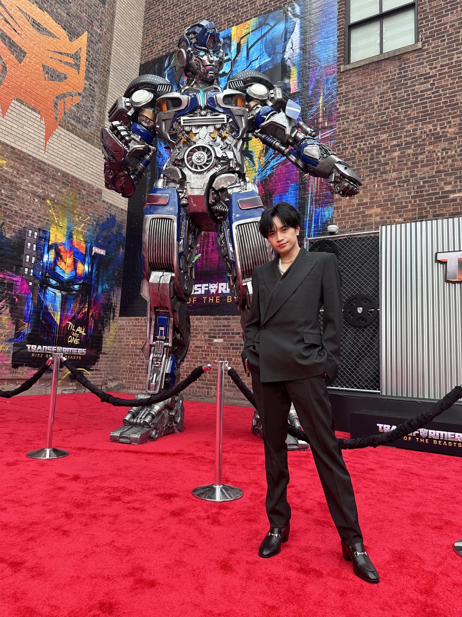 International leading man Kento 'Kenty' Nakajima of #SexyZone, on the red carpet in New York City for the premiere of #Transformers: #RiseOfTheBeasts! 

#SexyThankYouNYC
#SexyBeast
#JohnnysUpClose 

🌹Get to know him more on Instagram!
instagram.com/kento.nakajima…