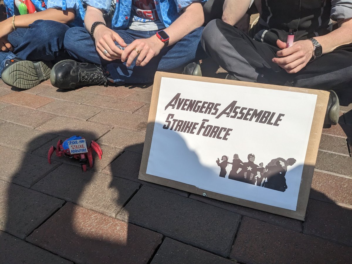 #AvengersCampus représenté également, aux côtés de la tête de cortège M.A.I.
#greve a #disneylandparis