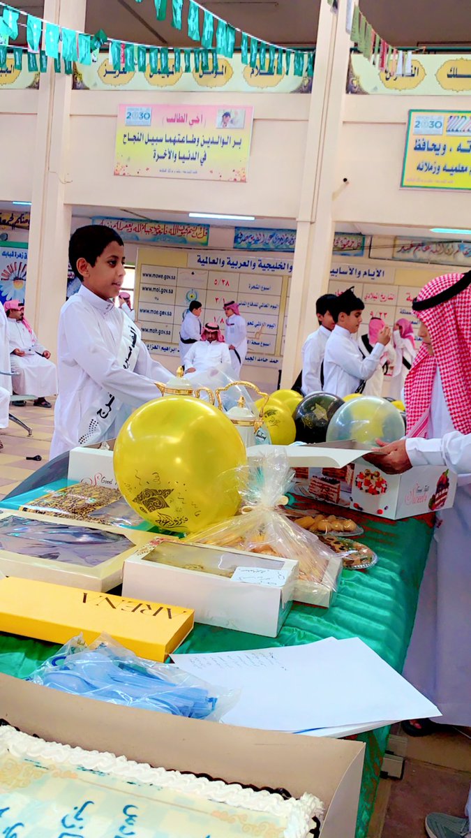 صور من حفل تخريج طلاب الصف السادس الابتدائي