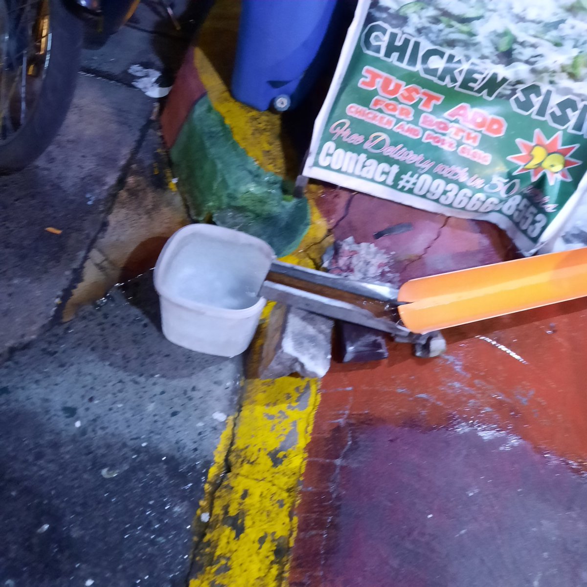 Pulis_Matulis's tweet photo. @maynilad na report n sa inyo. Wala p din kyo aksyon. R. Papa bridge. Manila-Caloocan boundary. Nanggagaling ung leak sa tubo nyo https://t.co/veAa55I2ie