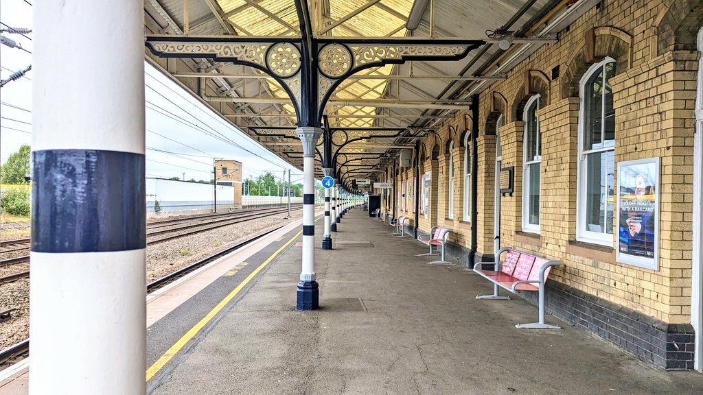 ToTheStations's tweet photo. 1️⃣4️⃣4️⃣ • Rᴇᴛғᴏʀᴅ ✅

First up today is this rather charming station on the East Coast Main Line. The historic buildings here are lovely but it's the first station I've come across where two of the four platforms feel quite so separate from the others! 🤔 https://t.co/xoAIU2tBUa