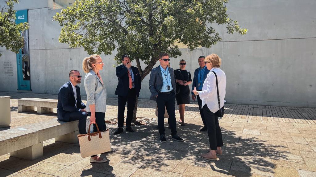 elnet_global's tweet photo. Sobering visit at @yadvashem with delegates from the Central and Eastern Europe countries visiting Israel on our first CEE delegation: Czechia, Estonia, Latvia, Lithuania, Slovakia, and Romania.

The importance of remembrance carries with it the responsibility to never forget. https://t.co/rhtlW3m0Bm
