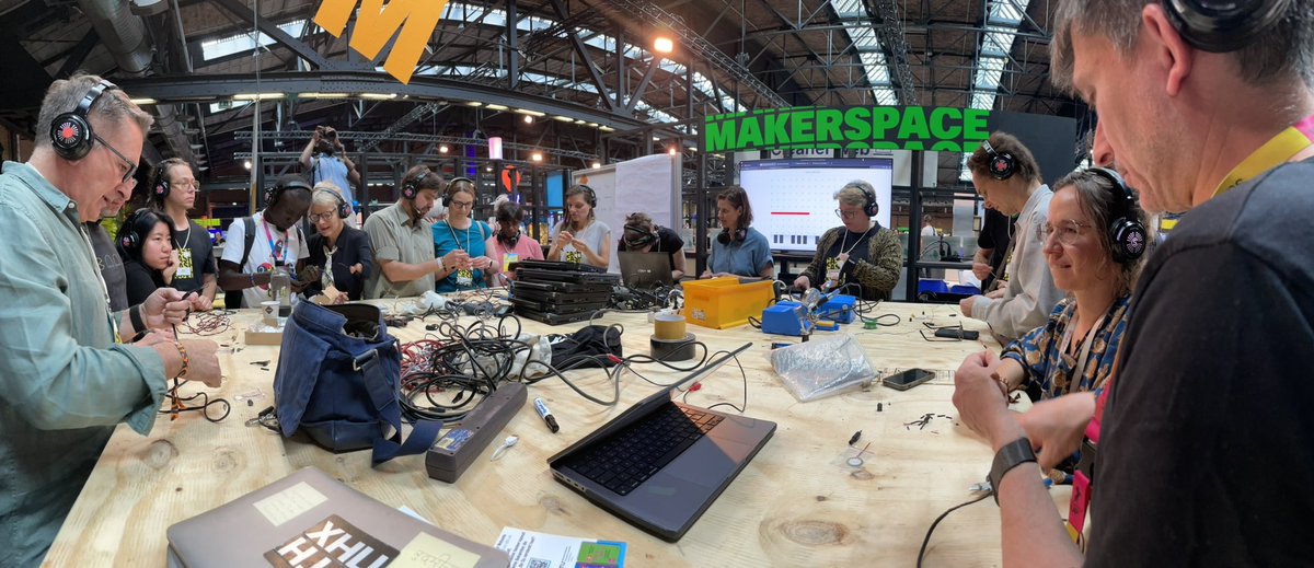 Hands On: “The Search for Sound – Elektronische Klangkunst MIT Diy-Mikrofonen” with Marten Seedorf Automaten, Carolin Clausnitzer, Ninett Rosenfeld

🔗Read more here:
re-publica.com/de/session/sea…

#republica23 #wearegig #10xgig #cash
