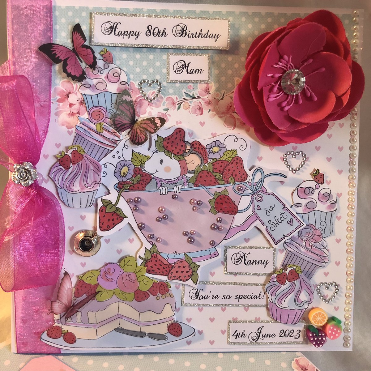 handcreationsbc's tweet photo. Summer in a card … bright &amp; cheery #handmadecards https://t.co/CNKFifo80T