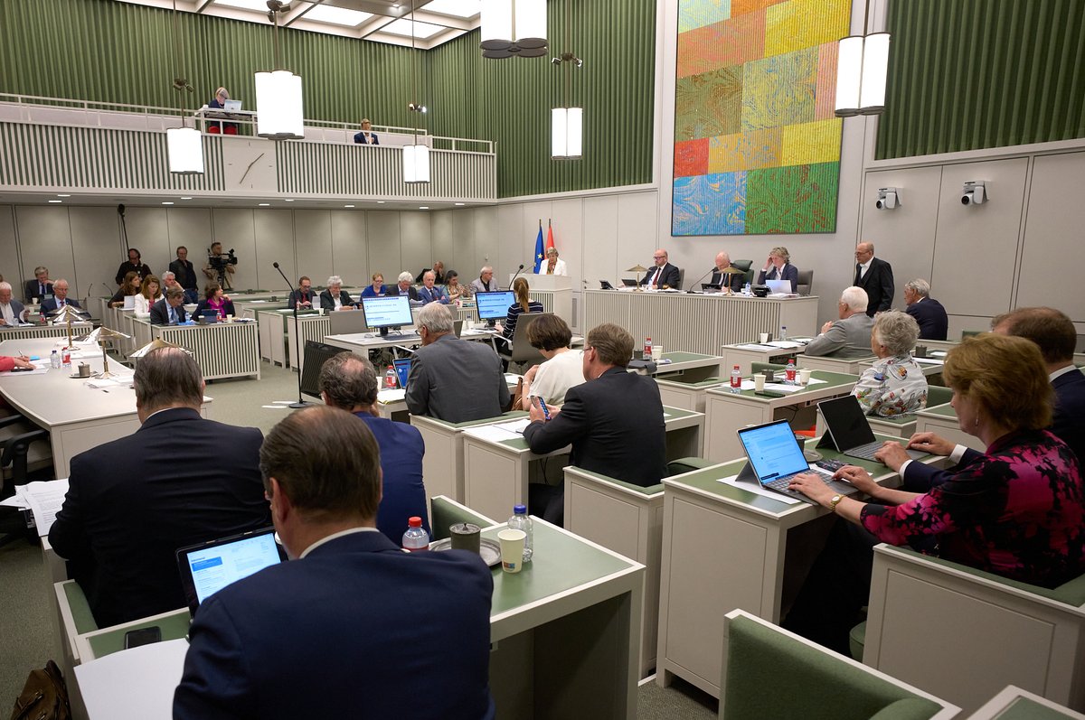 Vandaag is de laatste plenaire zitting van de Eerste Kamer in de huidige samenstelling. Vanaf 12.45u neemt de Kamer afscheid van de vertrekkende senatoren. Volgende week, dinsdag 13 juni, treedt de nieuwe Eerste Kamer aan.