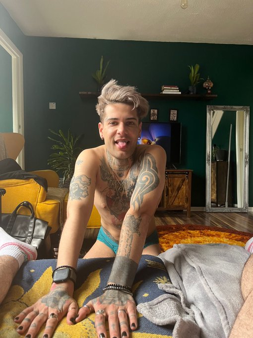 Morning wig is untamed https://t.co/rSAF3W3qAa