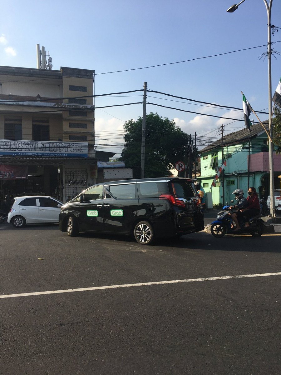 YogyakartaCity's tweet photo. Ono sek tau nyantol grab harley / alphard rak lur? Nek ngunu sih siap diantar tidak sesuai pesanan 😂 *men disuek-suek ke numpakke!! #ojoljogja #ceritaojol #grabid https://t.co/su12SPlZqu
