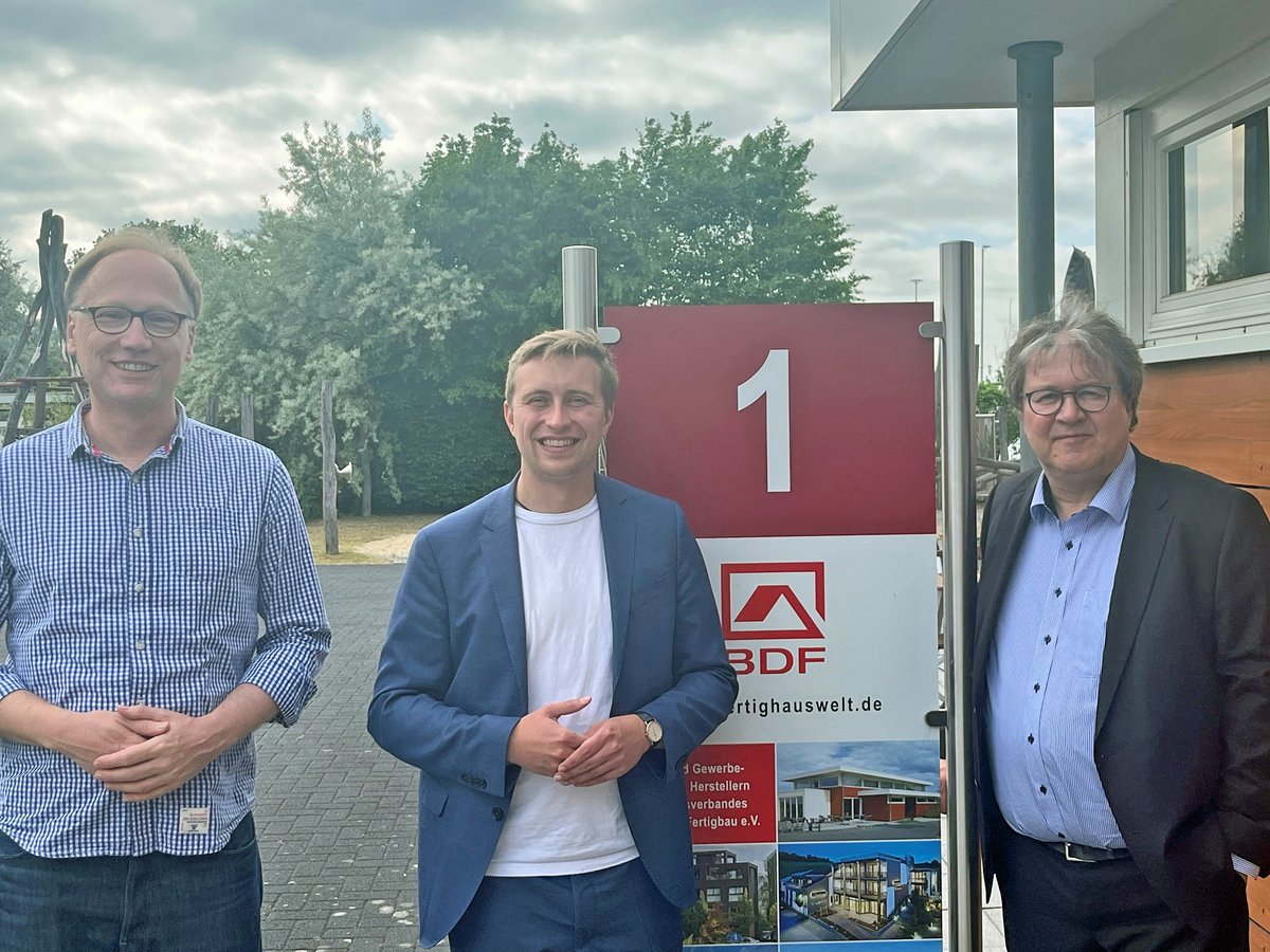 Tim Wook, Niedersächsischer Landtagsabgeordneter und Ortsbürgermeister von Godshorn, besuchte jetzt die in seinem Wahlkreis Langenhagen gelegene FertighausWelt Hannover urlz.fr/mcf1

#Fertighaus #Fertigbau #Fertighauswelt #Holzfertigbau #Holz