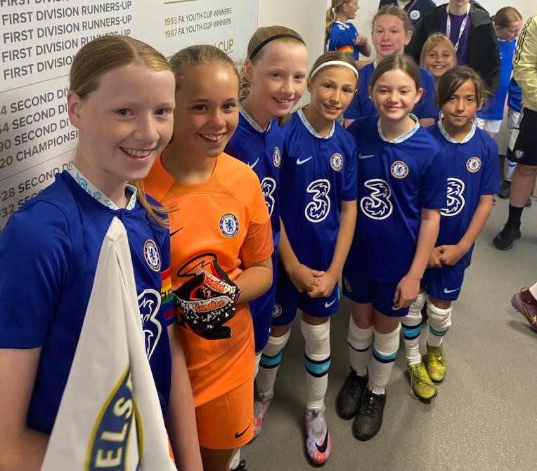 READY! The girls are all-set to walk out at Elland Road! Good Luck! @CFCFoundation #PLPrimaryStars @ChelseaFC