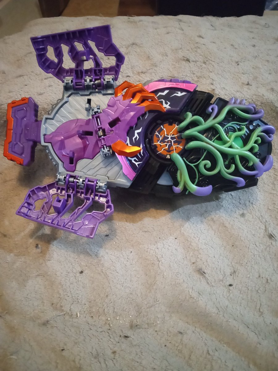 AshPizzaWitch's tweet photo. Got my other @HobbyGenki order in and it's the #KamenRiderGeats DX #Jamato Buckle
A little disappointed in the ID Core but that's Bandai's shortcoming and nothing some Brown Panel Liner won't fix.
Buckle is louder than I thought lol and finally my Jamato #Buffa set is complete https://t.co/PwFQQbRJCV