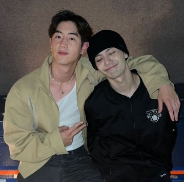dpryienzy's tweet photo. “how is he?”              “he’s still with me” https://t.co/mKcBWF9Dkw