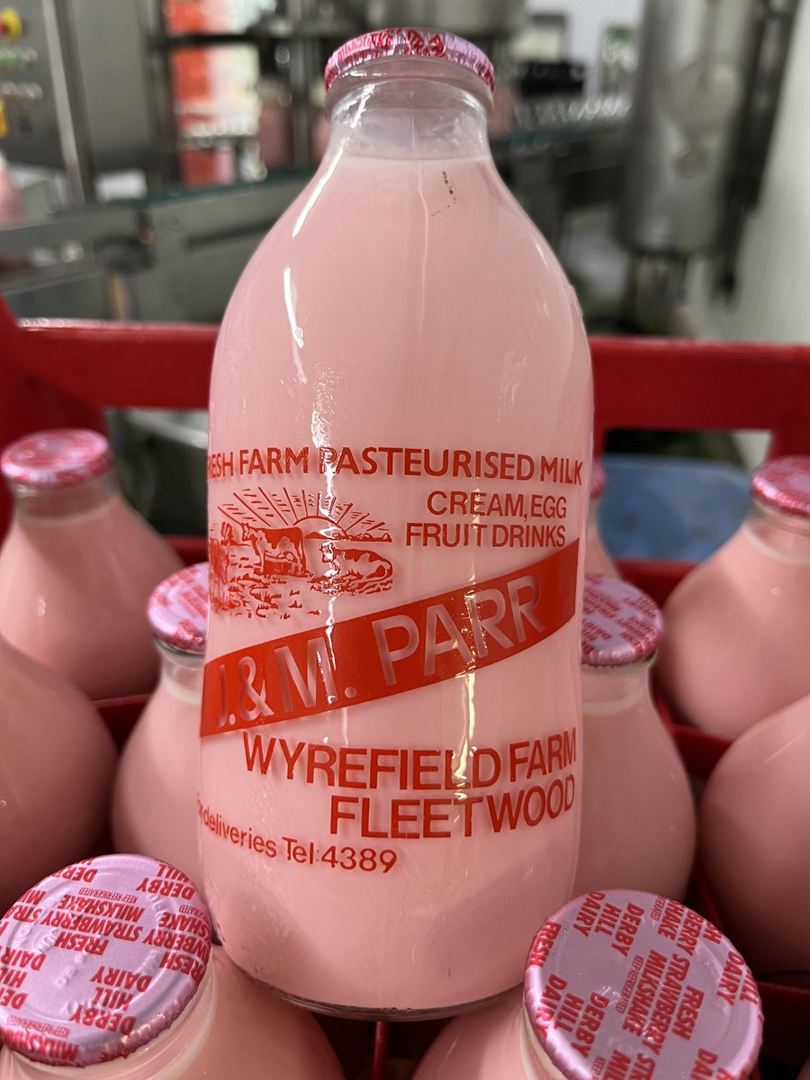 ⁦<a href="/farmerparrs/">farmer parrs</a>⁩ how old is this bottle? Turned up this morning! Now full of our lovely fresh flavoured milk😁 #reuse #noplanetB