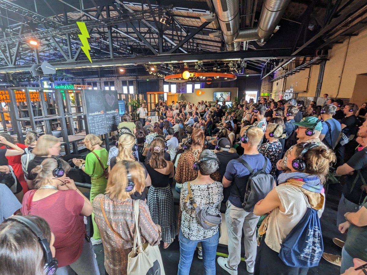 Das ist doch mal ein gutes  Zeichen. Viel los, und zusätzliche Kopfhörer werden benötigt beim Vortrag über den Umgang mit Klima in den Medien. Vortrag von <a href="/MStefanPaulus/">Stefan Paulus</a> #rp23 <a href="/republica/">re:publica</a>