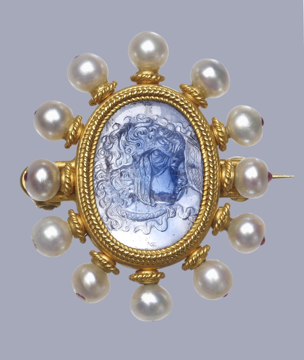 A gorgeous 19th century Italian brooch from the workshops of Castellani depicting the mythical Medusa.

Carved on a pale blue sapphire, it is bordered by ropework gold and pearls.

🏛️@britishmuseum 

#Classics #Italy #Medusa #History #Art