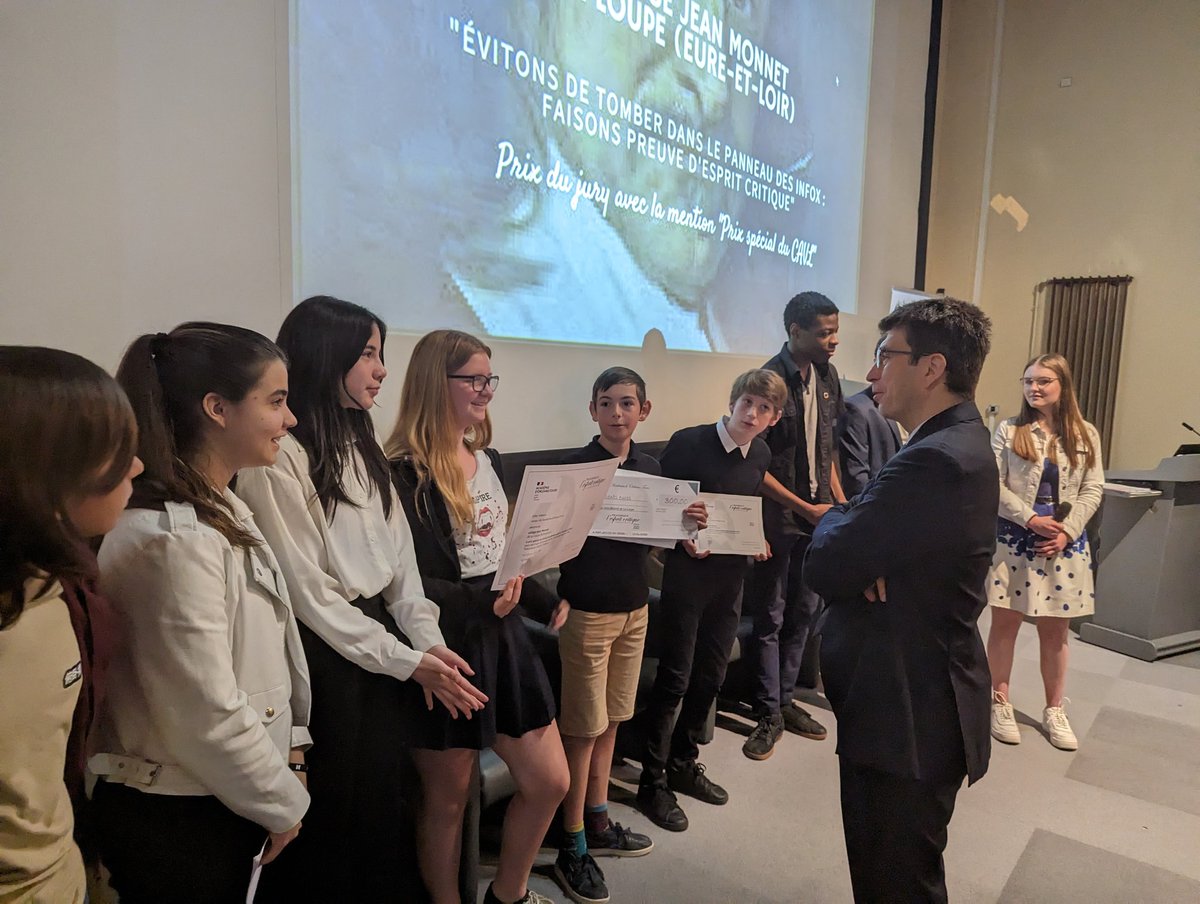 ac_orleanstours's tweet image. [🔴] En direct du MOBE d'Orléans pour la cérémonie de remise des Prix de l'#EspritCritique🥇, par le recteur @GHalbout et des élèves élus du #CAVL. Bravo aux lauréats👏! 
#cogito_orleanstours