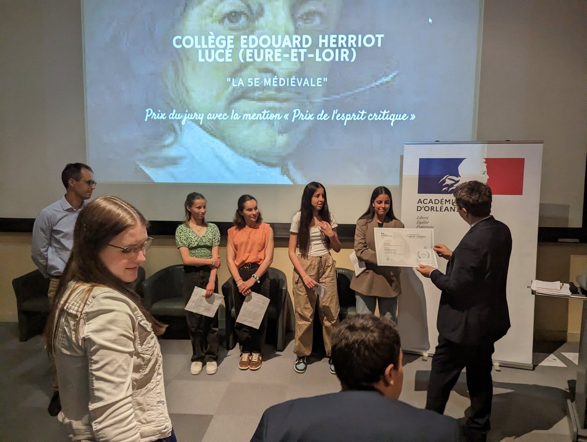 ac_orleanstours's tweet image. [🔴] En direct du MOBE d'Orléans pour la cérémonie de remise des Prix de l'#EspritCritique🥇, par le recteur @GHalbout et des élèves élus du #CAVL. Bravo aux lauréats👏! 
#cogito_orleanstours
