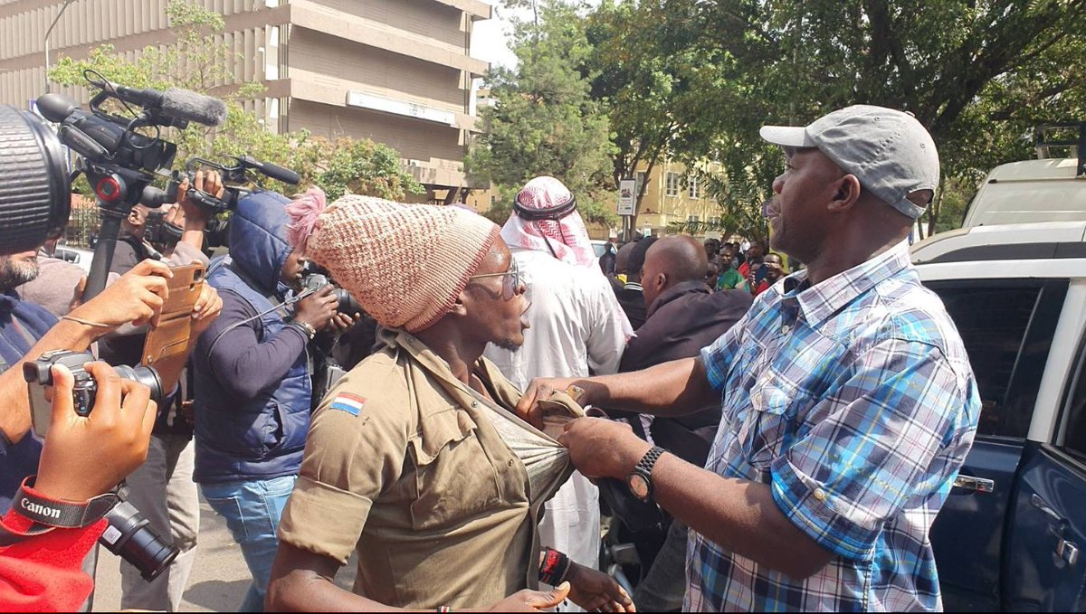 📜🇰🇪 It is IMPERATIVE that the police FACILITATE, not DISRUPT, this lawful assembly! 🚔🙅‍♀️ Amnesty DEMANDS the IMMEDIATE and UNCONDITIONAL release of the 11 protestors reported to us. 📢🆘 ACT NOW! #ProtectTheProtest #SitaSita 📣🔓