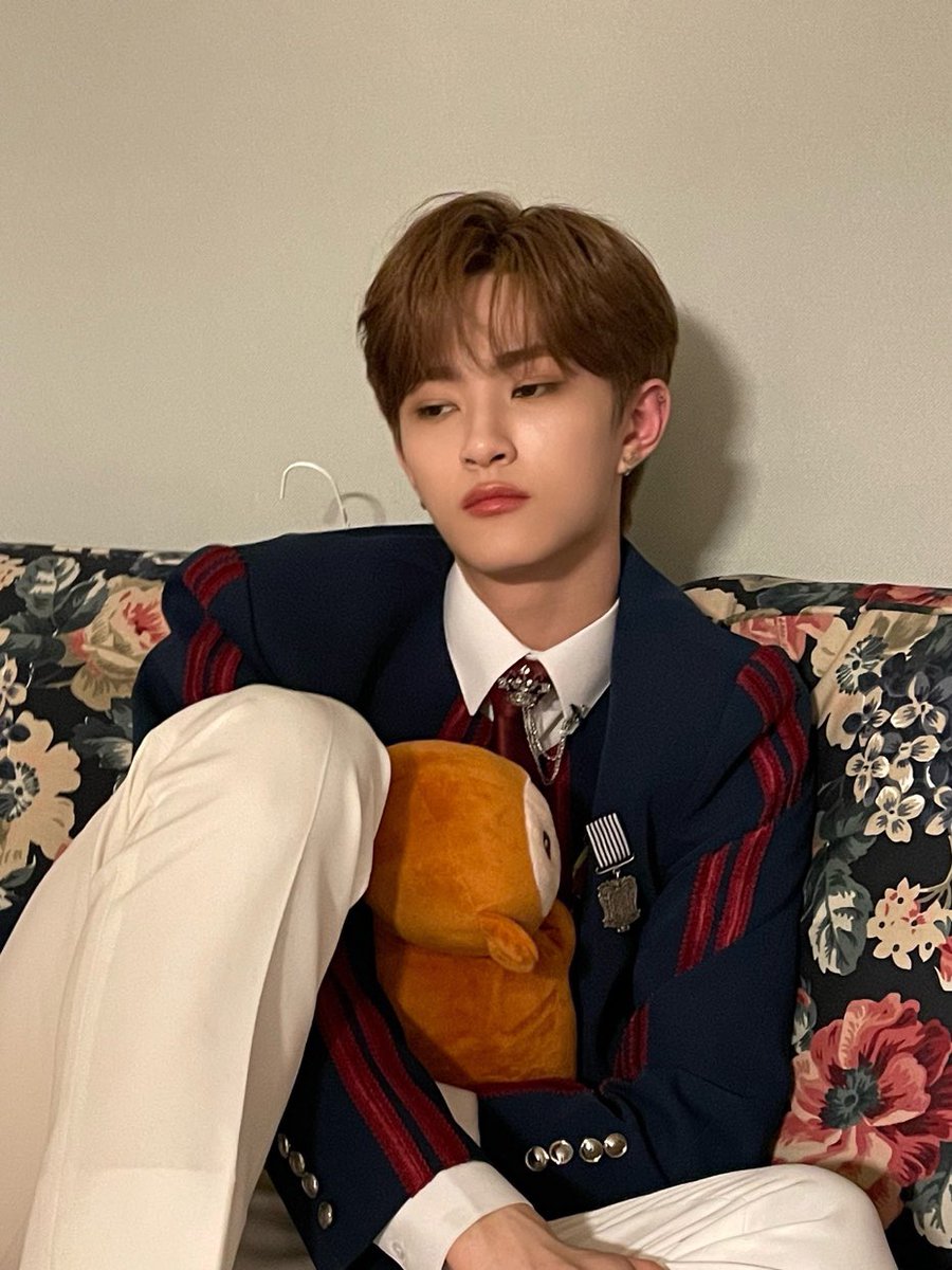 XODIAC_MEMBERS's tweet photo. [#리오] 

사진 내용 story line
1.너무 졸려..zzz🥱
2.일어나서 일해야돼요….😲
3.셀카 찍고~📸
4.정신차리고 현실로 돌아왔당🤯

#XODIAC #소디엑 #LEO #리오 https://t.co/AaW8dR9sTl