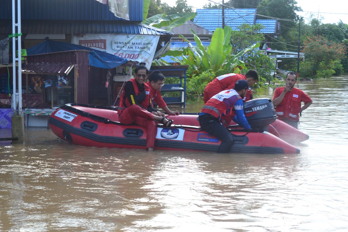 YassirArfth's tweet photo. Ini saat evakuasi banjir
Di desa penggaron
#HariLingkunganHidup #BumiLestariPelajarBerseri #DukungPemimpinProLingkungan https://t.co/wxUnsTttWB